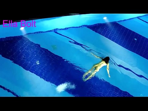 ❤️ Handikwanise kumira kuona, mudiki blonde akabatwa achishambira asina kupfeka muELLA BOLT resort pool ☑  ❌